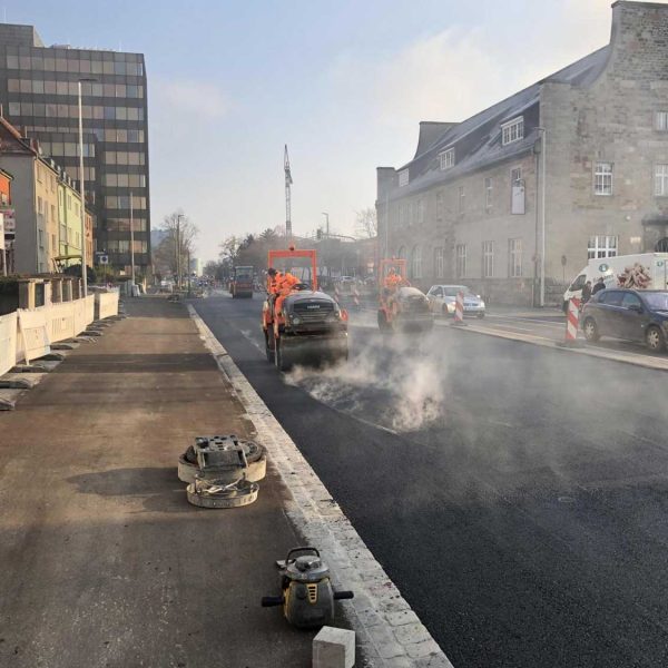 Straßenbau, Tiefbau: Erneuerung Straßenbelag und Radweg in Schweinfurt