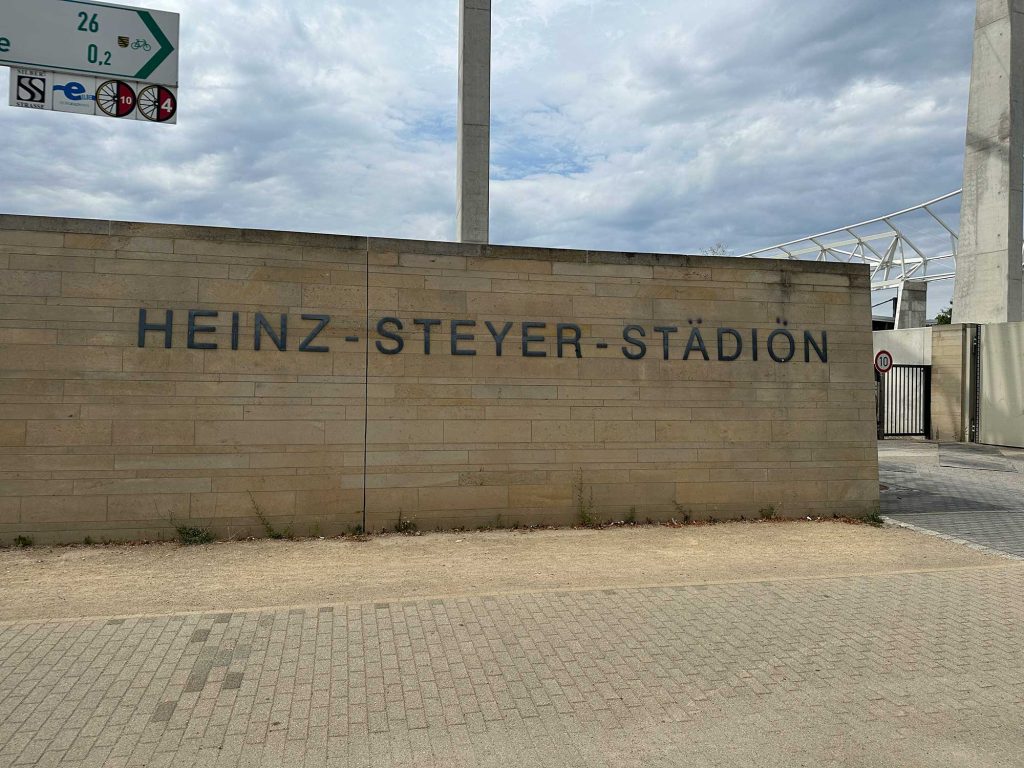 Asphaltarbeiten im Heinz-Steyer-Stadion in Dresden