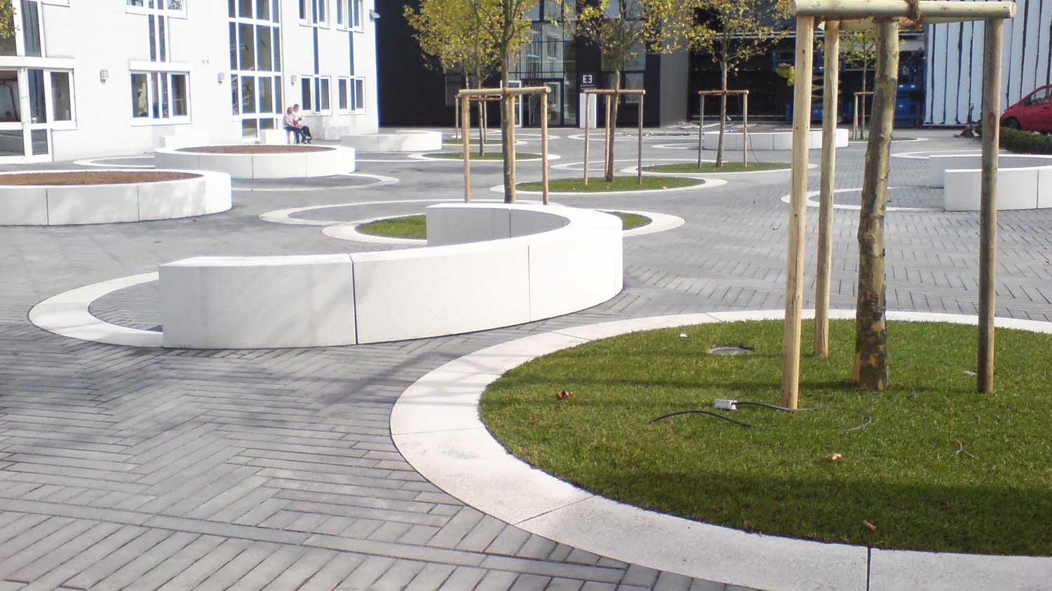 Pflasterarbeiten: Gestaltung Außenanlage mit Parkplatz